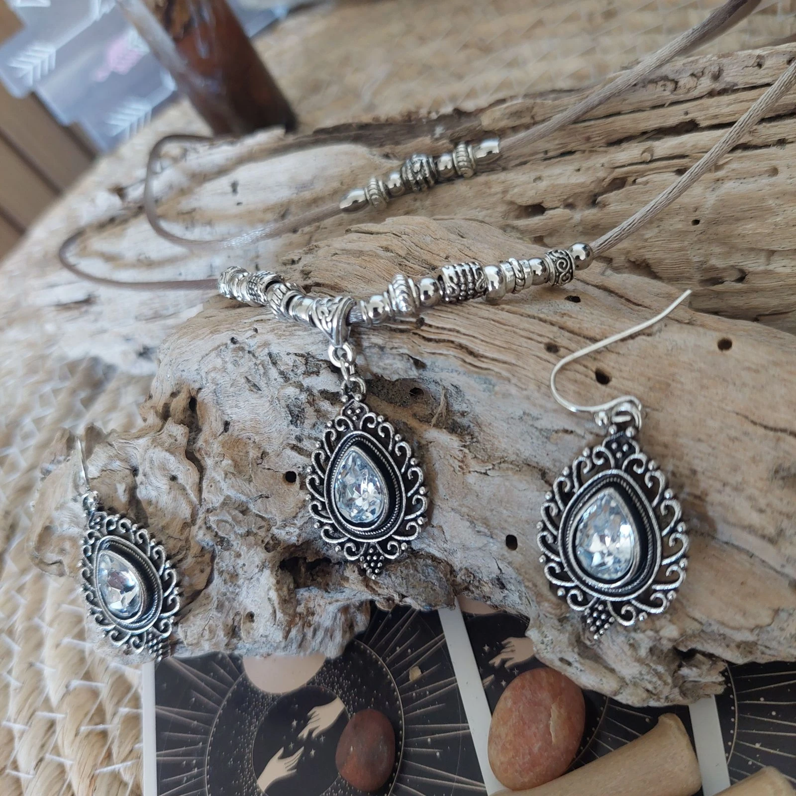 Parure baroque de dos hilos, camafeo vintage con strass translúcidos, satén topo – photo 2